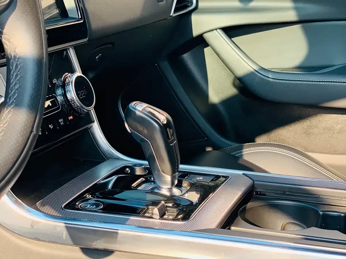 Jaguar Jaguar XEL 2021 2.0T 200PS R-DYNAMIC Youth Sport Edition — Фото автомобиля 17