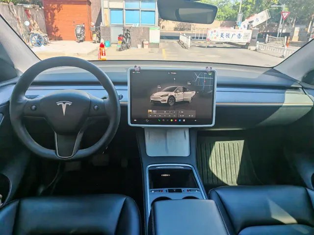 Tesla Model Y — Фото автомобиля 8