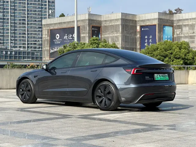 Tesla Model 3 — Фото автомобиля 5