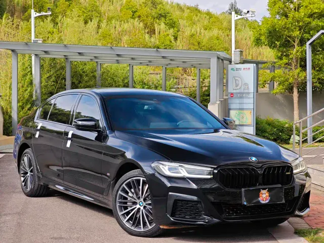 BMW 5 Series — Фото автомобиля 3