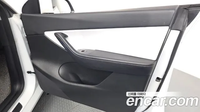 Tesla Model Y — Фото автомобиля 13