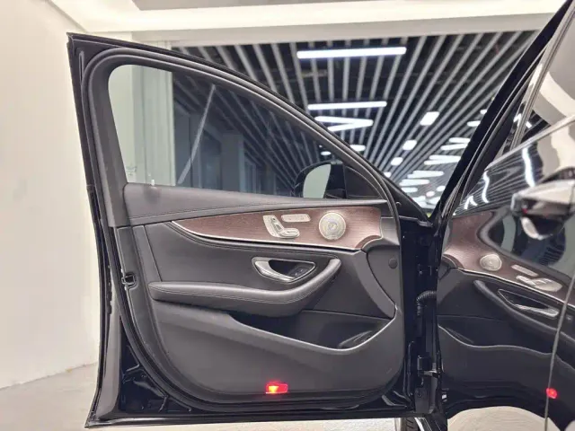Mercedes-Benz E-Class — Фото автомобиля 13