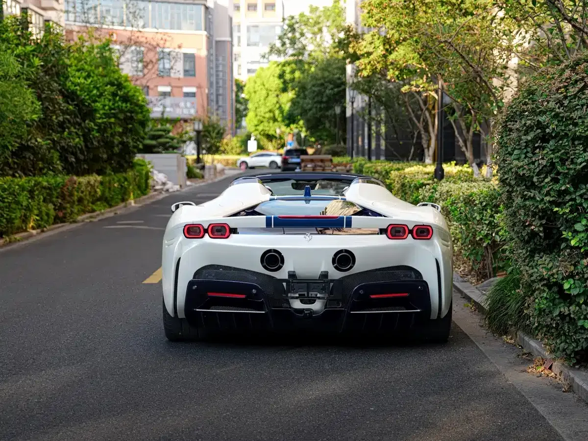 Ferrari SF90 2021 3.9T V8 Spider — Фото автомобиля 10