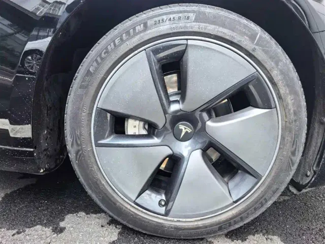 Tesla Model 3 — Фото автомобиля 8