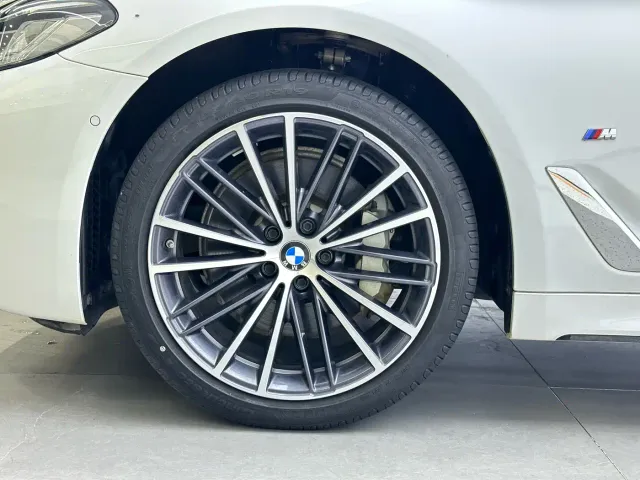 BMW 5 Series — Фото автомобиля 5