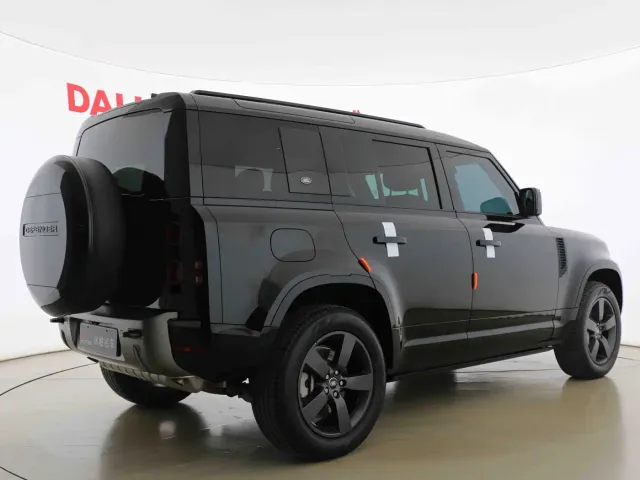 Land Rover Defender — Фото автомобиля 10