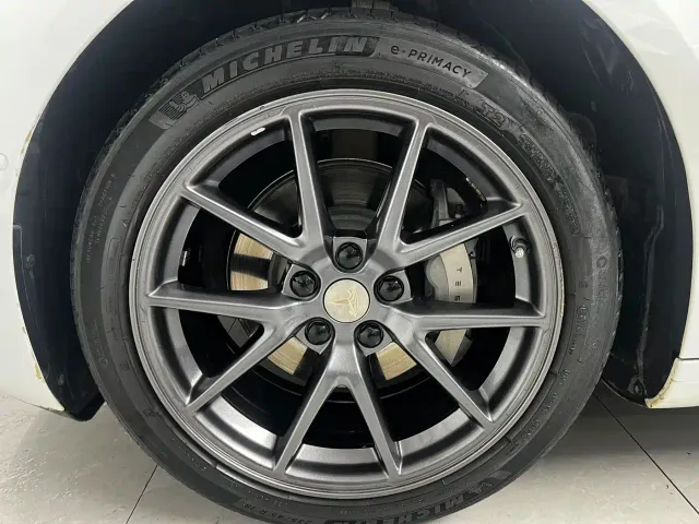 Tesla Model 3 — Фото автомобиля 14