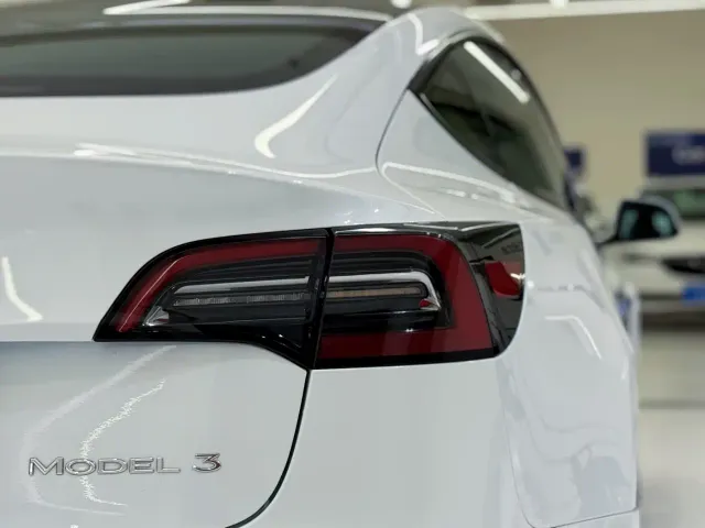 Tesla Model 3 — Фото автомобиля 10