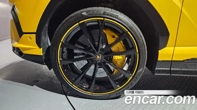 Lamborghini Urus — Фото автомобиля 5