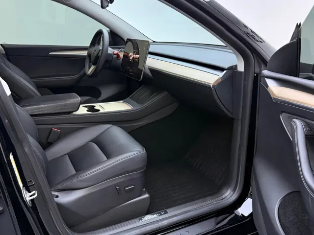 Tesla Model Y — Фото автомобиля 13