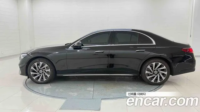 Mercedes-Benz E-Class — Фото автомобиля 3