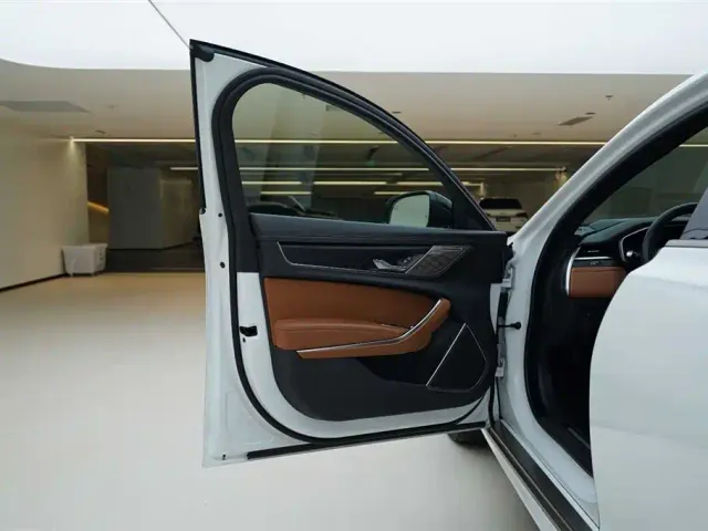 Jaguar XFL — Фото автомобиля 16