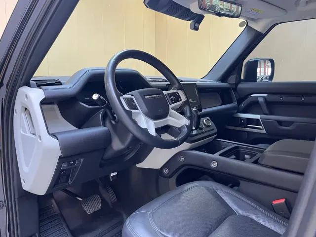 Land Rover Defender — Фото автомобиля 10