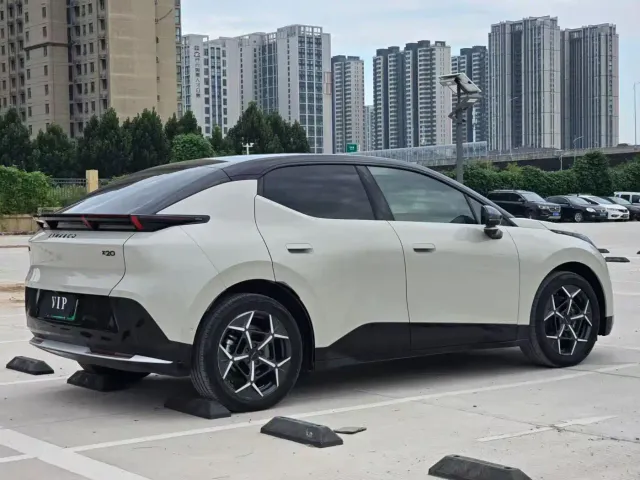 Lynk & Co Z20 — Фото автомобиля 6