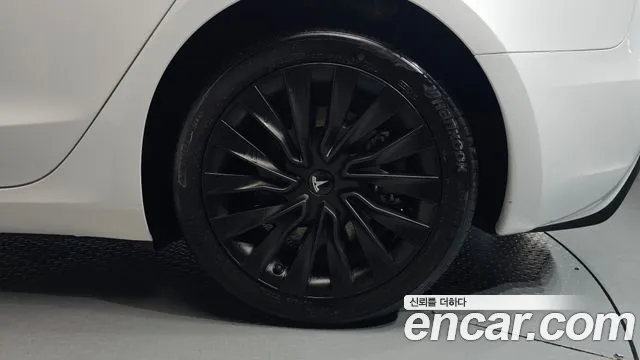Tesla Model 3 — Фото автомобиля 21