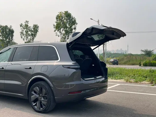 Li Auto L9 — Фото автомобиля 22