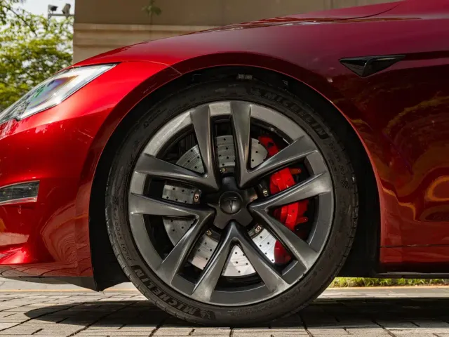 Tesla Model S — Фото автомобиля 20