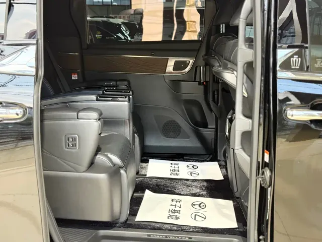 Toyota Vellfire — Фото автомобиля 13