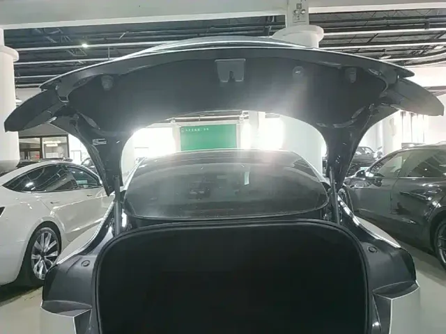 Tesla Model 3 — Фото автомобиля 18