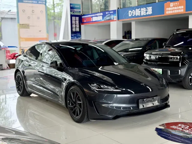Tesla Model 3 — Фото автомобиля 4