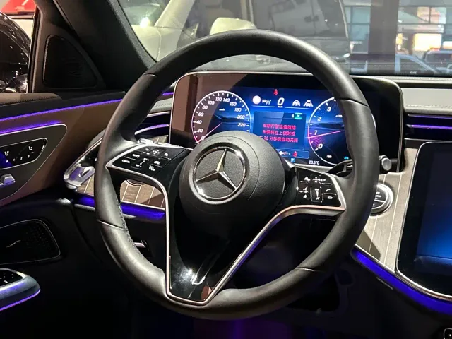 Mercedes-Benz E-Class — Фото автомобиля 23