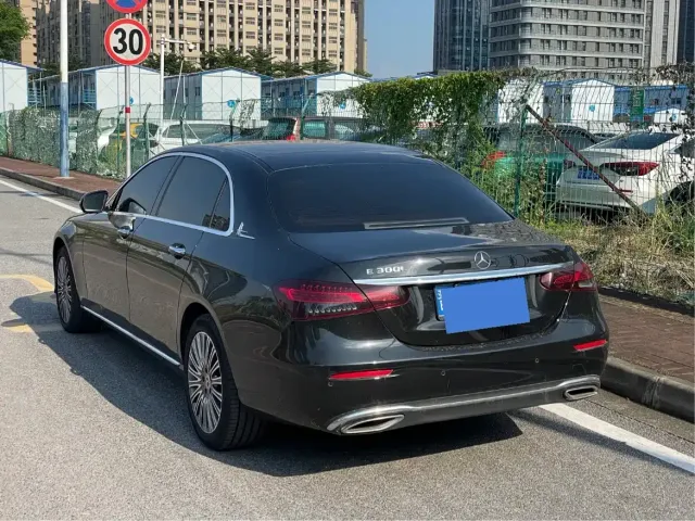 Mercedes-Benz E-Class — Фото автомобиля 4