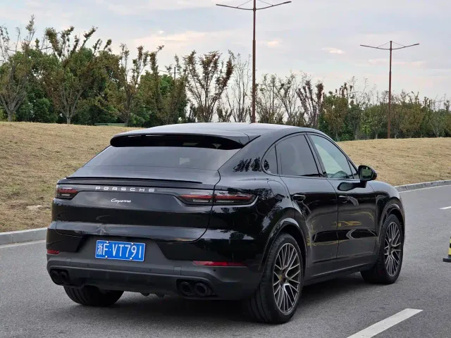 Porsche Cayenne — Фото автомобиля 12