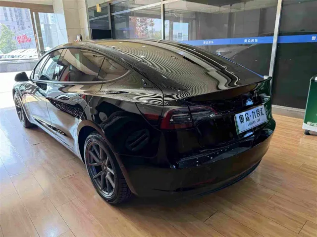 Tesla Model 3 — Фото автомобиля 12