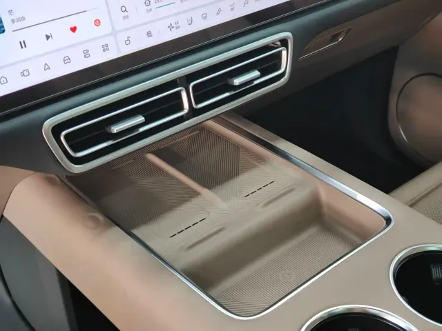 Li Auto L8 — Фото автомобиля 9