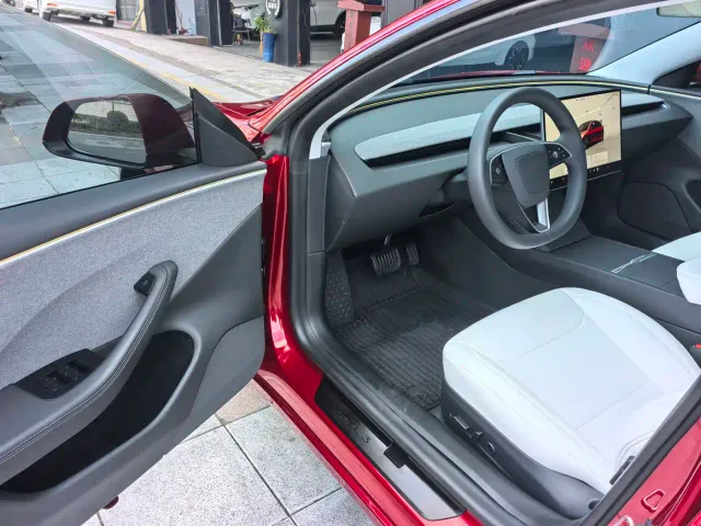 Tesla Model 3 — Фото автомобиля 14