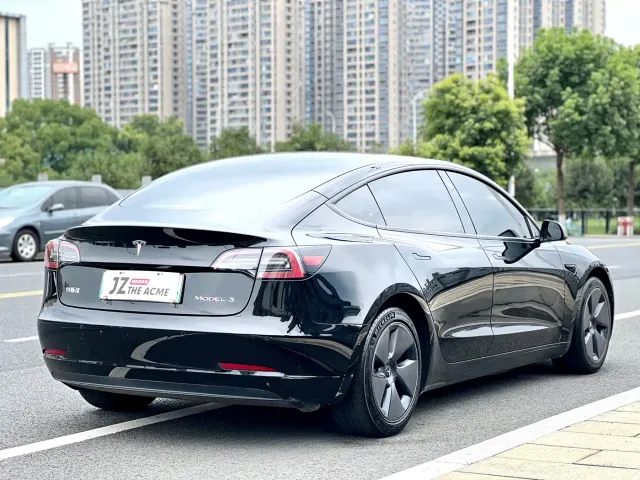 Tesla Model 3 — Фото автомобиля 14