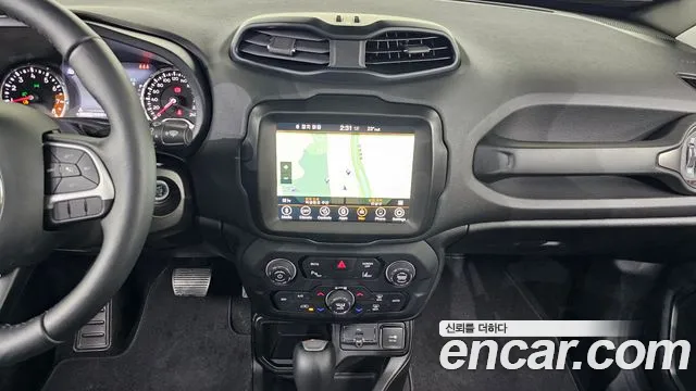 Jeep Renegade — Фото автомобиля 16