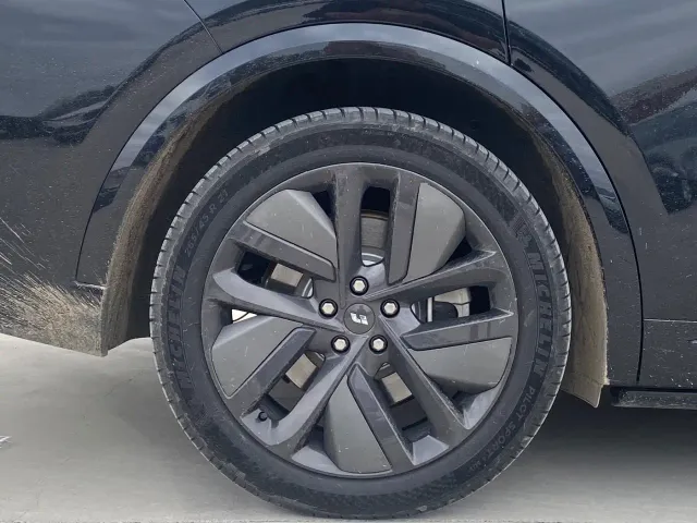 Li Auto L9 — Фото автомобиля 13