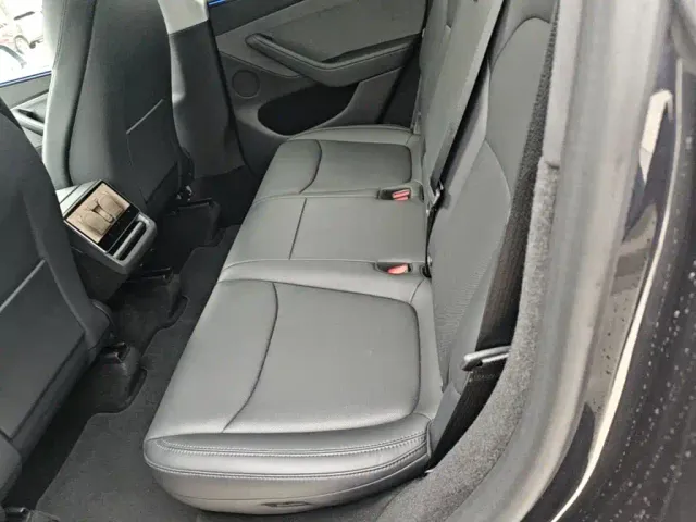 Tesla Model Y — Фото автомобиля 16