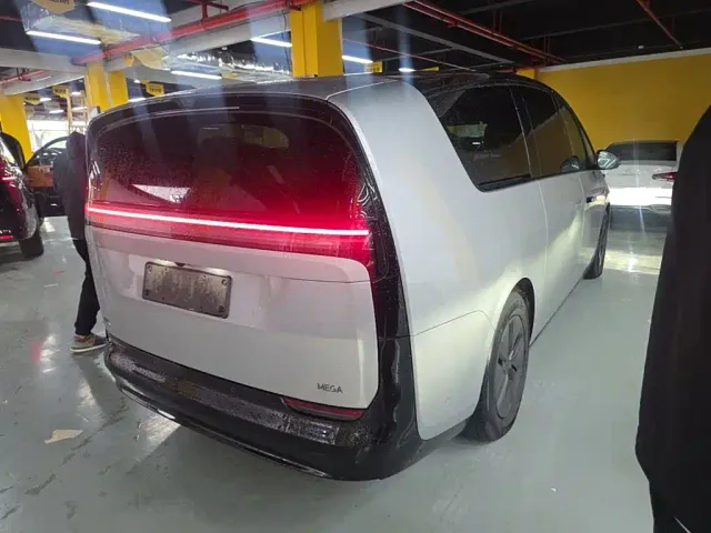 Li Auto MEGA — Фото автомобиля 6
