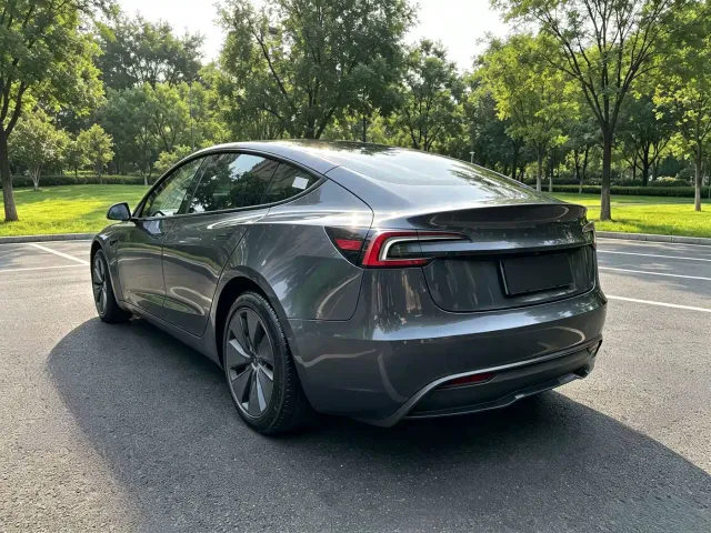 Tesla Model 3 — Фото автомобиля 4