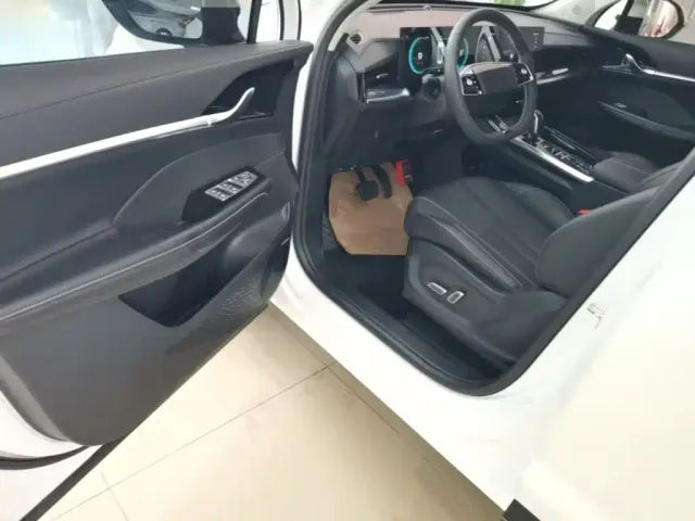 Roewe RX5 Max — Фото автомобиля 11