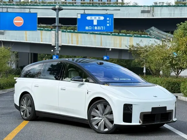 Li Auto i9 — Фото автомобиля 3