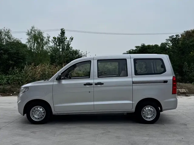 Wuling Hongguang V — Фото автомобиля 3