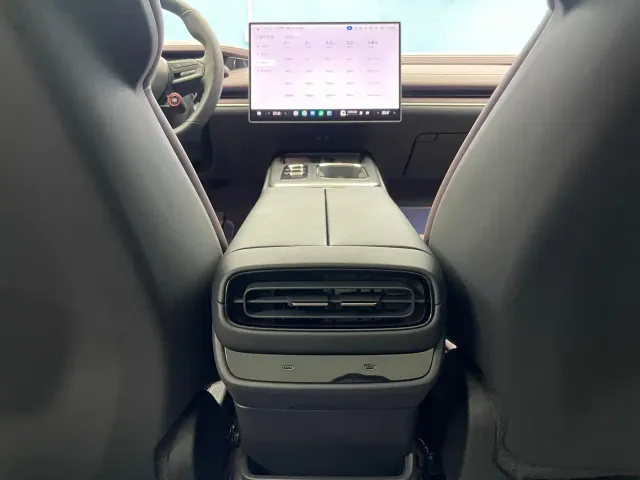 Xiaomi SU7 — Фото автомобиля 16