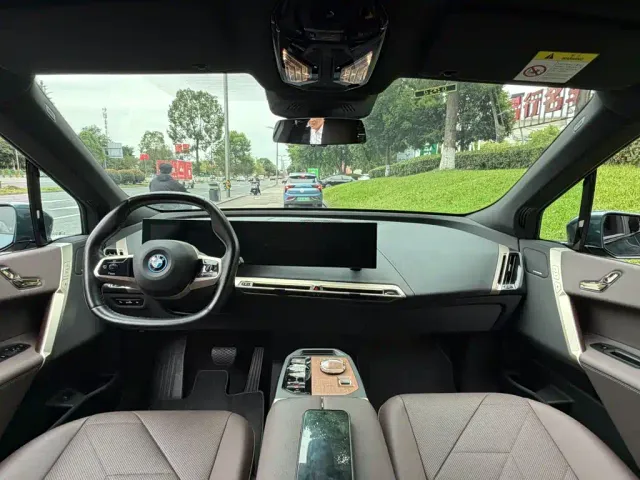 BMW iX — Фото автомобиля 13