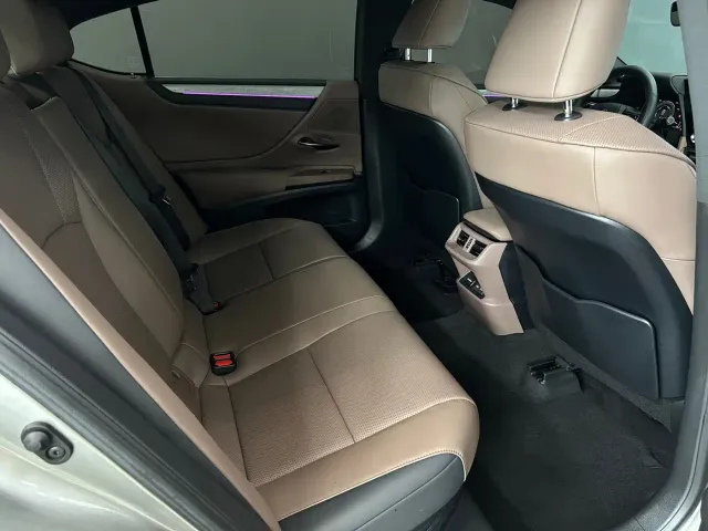 Lexus ES — Фото автомобиля 11