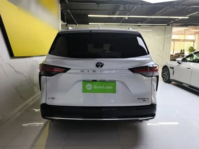 Toyota Sienna — Фото автомобиля 5