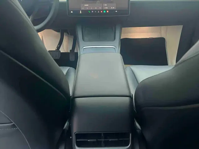 Tesla Model Y — Фото автомобиля 6