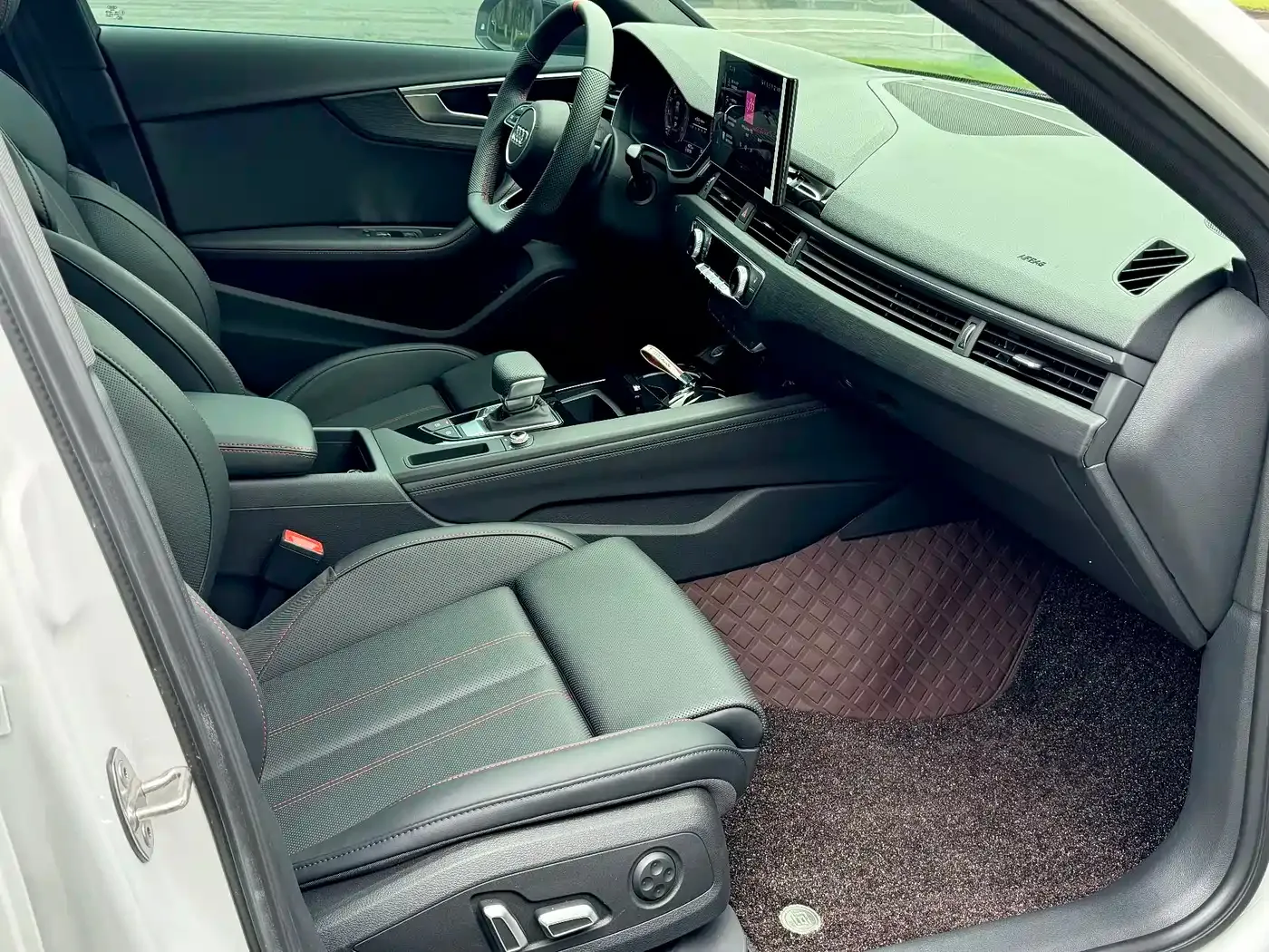 Audi Audi A4L 2025 Model Year Facelift 2 Million Celebration Edition 40 TFSI Luxury Dynamic — Фото автомобиля 5