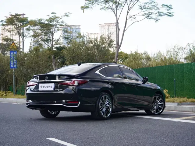 Lexus ES — Фото автомобиля 3