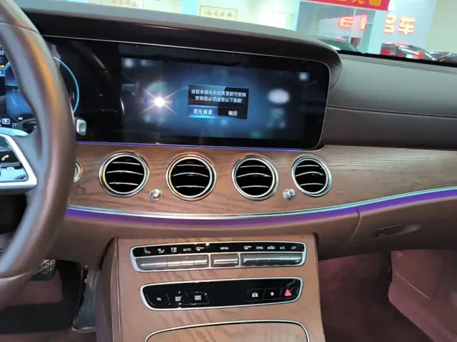 Mercedes-Benz E-Class — Фото автомобиля 12