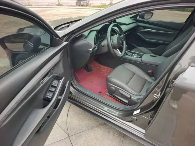 Mazda Axela — Фото автомобиля 15