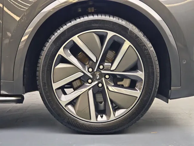 Li Auto L8 — Фото автомобиля 14