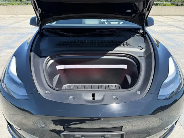 Tesla Model Y — Фото автомобиля 12